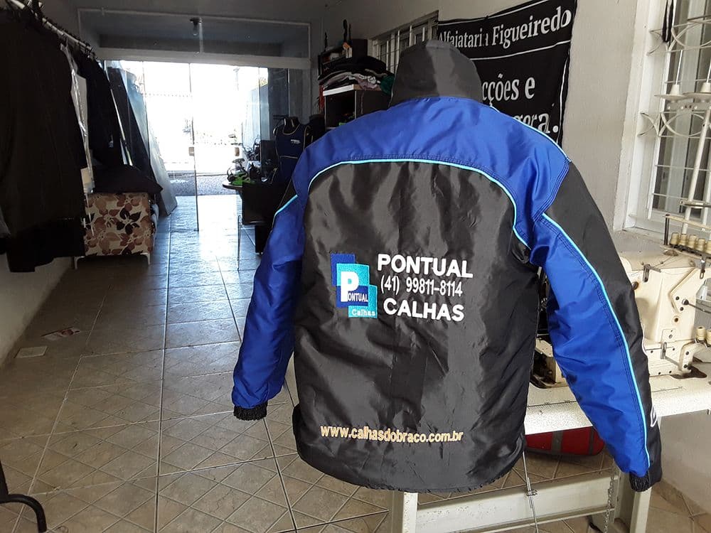 Jaqueta de uniforme personalizada para a Pontual Calhas, no corredor da Alfaiataria Figueiredo