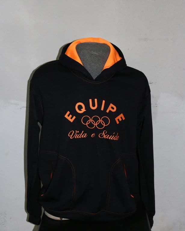 Moletom personalizado bordado para a equipe Vida e Saúde, feito pela Alfaiataria Figueiredo