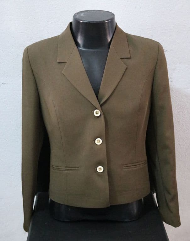 Blazer feminino sob medida em verde-oliva, na Alfaiataria Figueiredo